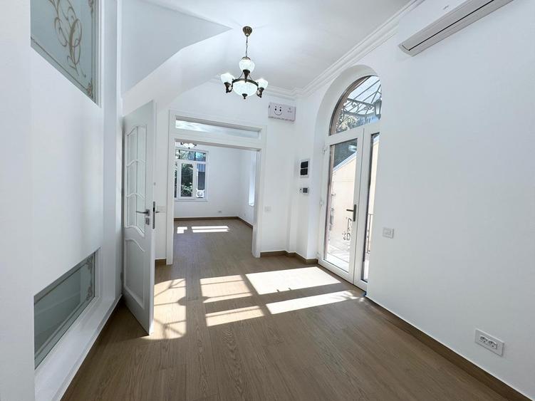 Vila  ultracentrala,  5 camere, prima inchiriere dupa renovare - 1
