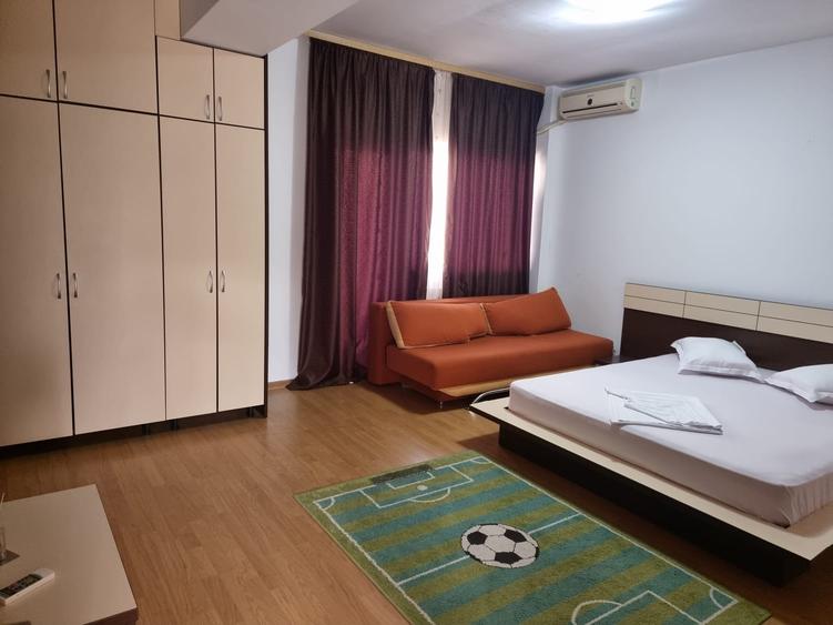 Casă cu 7 camere cu Teren 350 Mp în Est