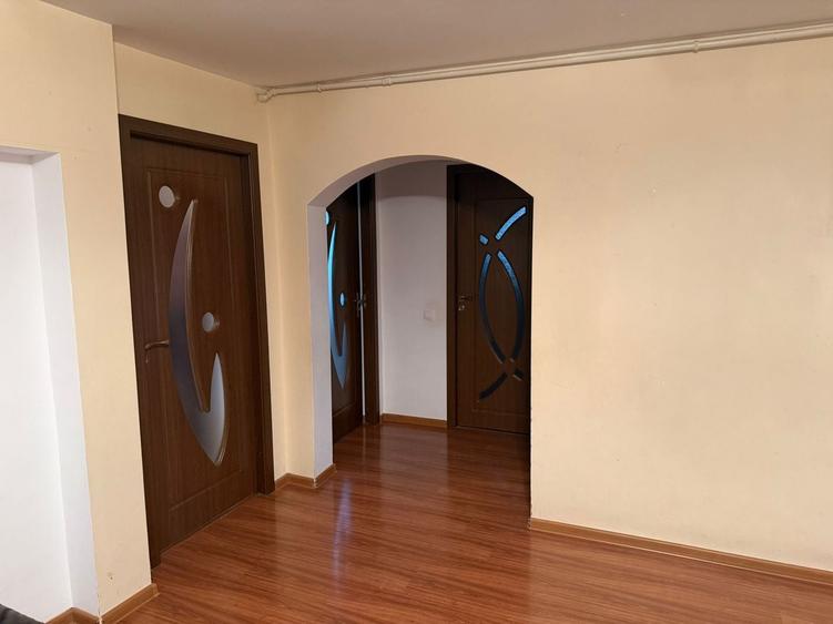 Apartament cu 3 camere decomandat, mobilat în Micro 5