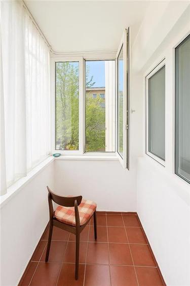 Apartament cu 4 camere decomandat în Nufărul