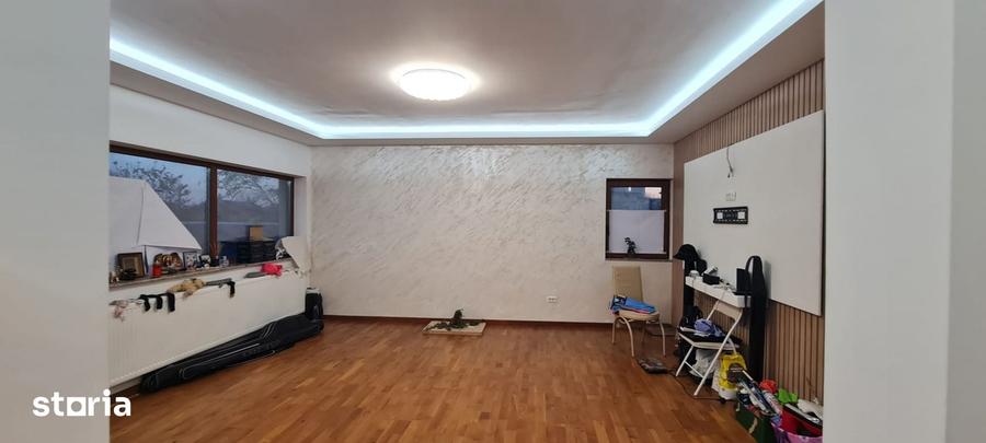 Casă cu 5 camere cu Teren 295 Mp în Central