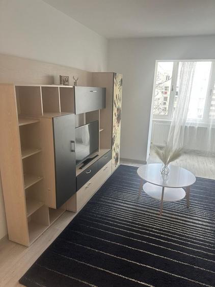 Apartament cu 2 camere semidecomandat în Tractorul