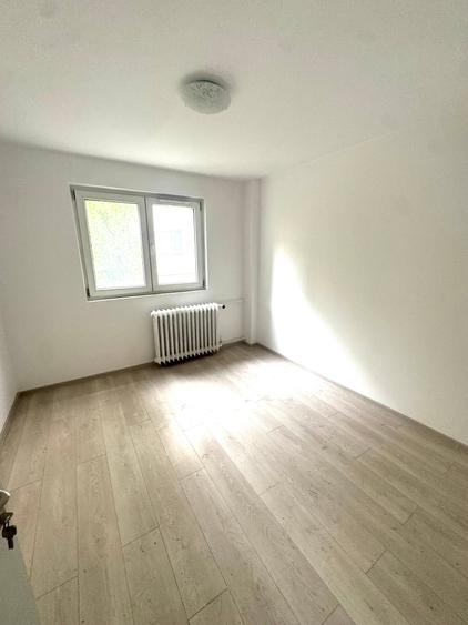 Apartament cu 3 camere semidecomandat în Titan