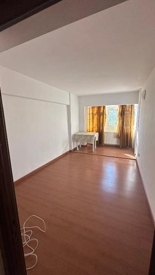 Apartament cu 3 camere nedecomandat în Sud-Est