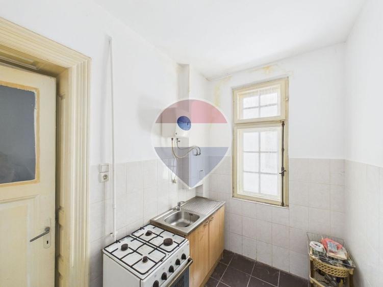 Apartament cu 3 camere semidecomandat în Foișorul de Foc