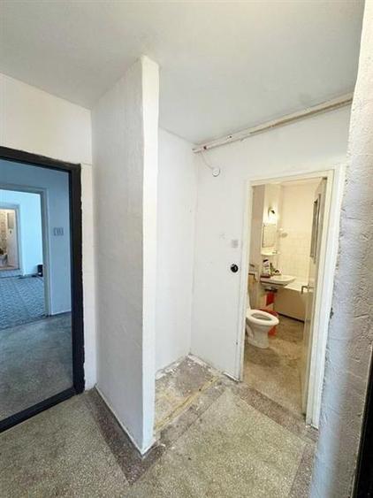 Apartament cu 4 camere semidecomandat în Centrul Civic