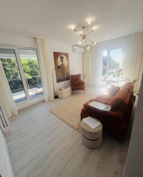 Apartament cu 3 camere decomandat în Roșu