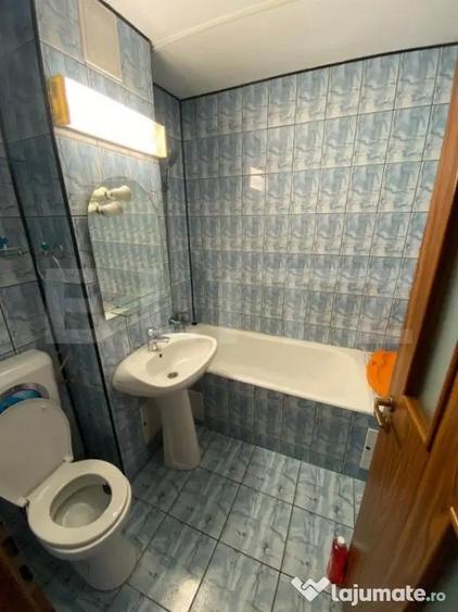 Apartament cu 3 camere semidecomandat în Gojdu