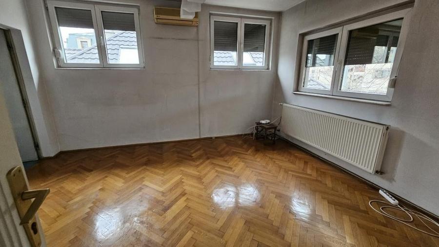 Casă cu 10 camere cu Canalizare în Casin