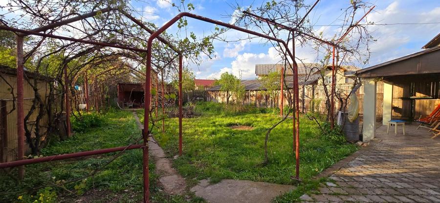 Casă individuală cu 7 camere cu Canalizare în Central