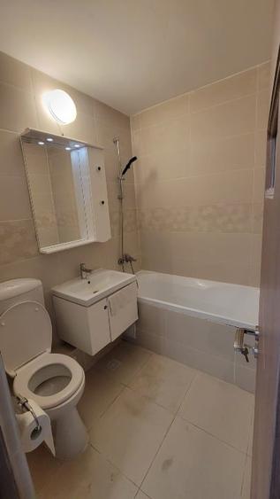 Apartament cu 3 camere semidecomandat, mobilat în 13 Septembrie