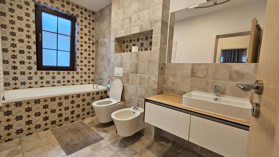 Casă cu 5 camere cu Canalizare în Aradului