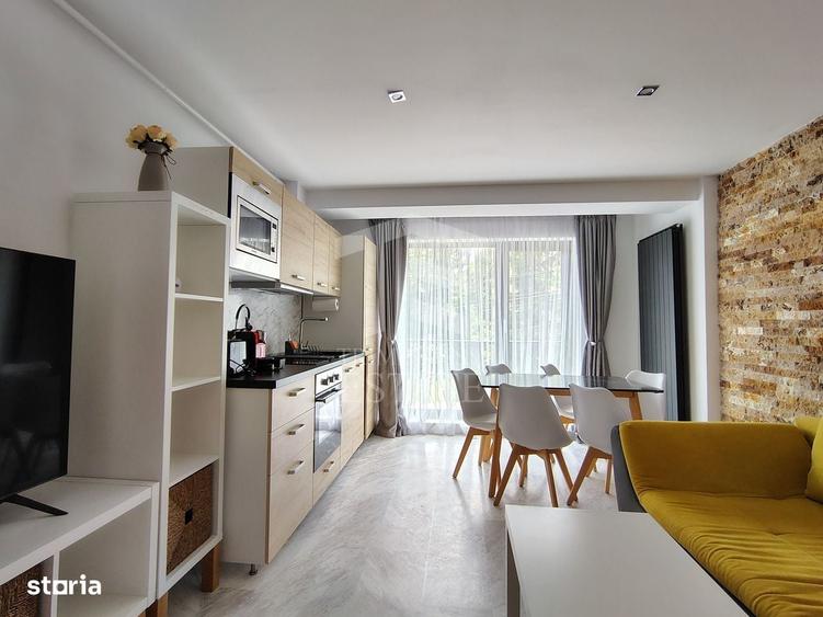 Apartament cu 3 camere decomandat în Piața