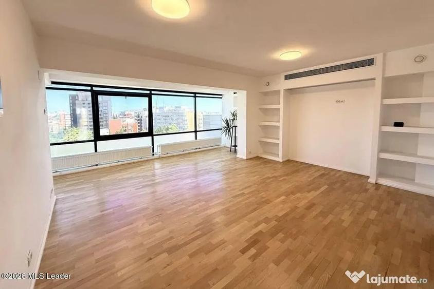 Apartament cu 6 camere decomandat în Polonă