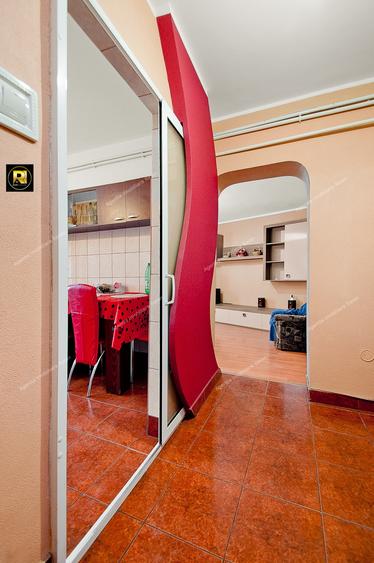 Apartament cu 4 camere decomandat, mobilat în Micro 18