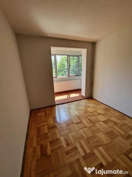 Apartament cu 3 camere semidecomandat în Titan