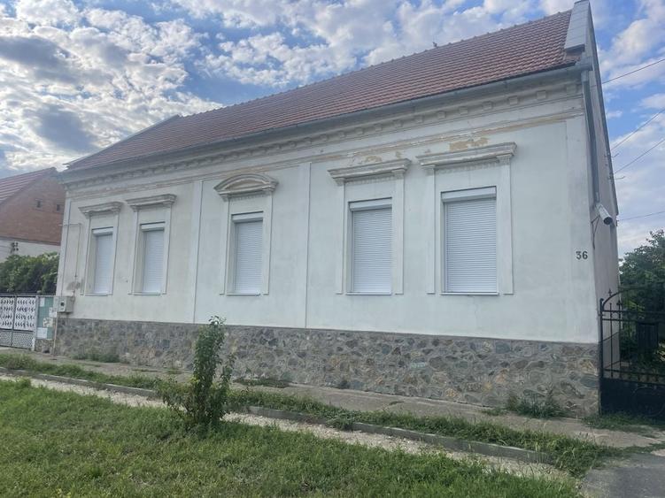 Casă cu 4 camere în Central
