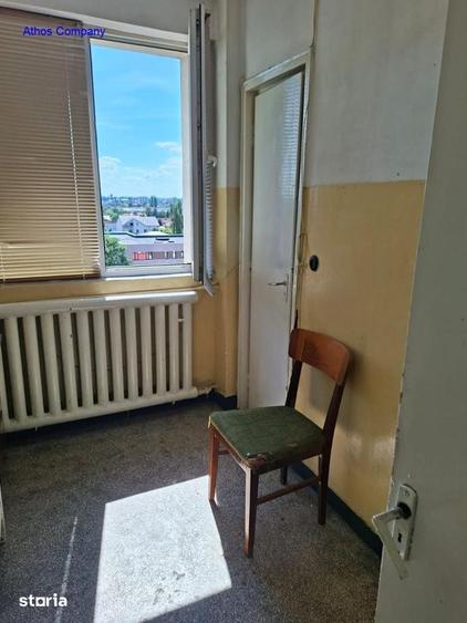 Apartament cu 3 camere semidecomandat în 1 Mai