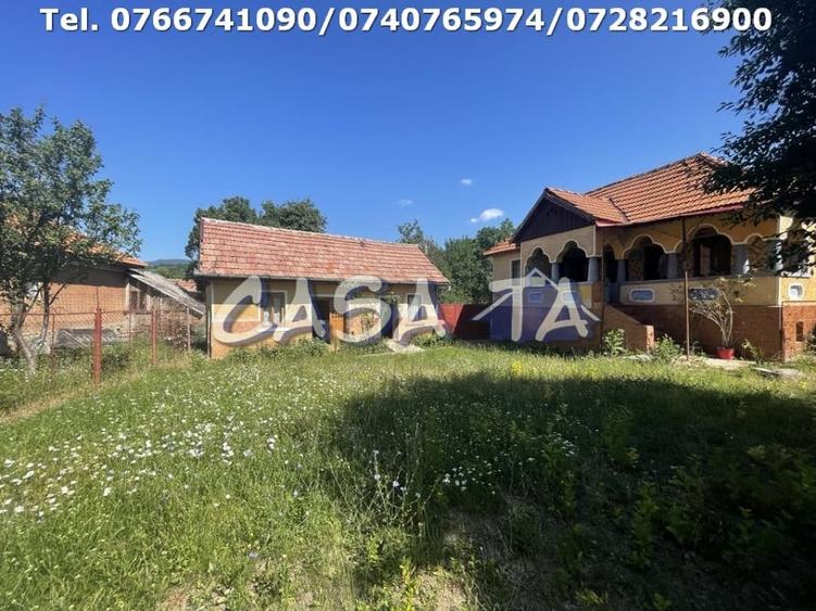 Casă individuală cu 4 camere cu Canalizare în Runcu