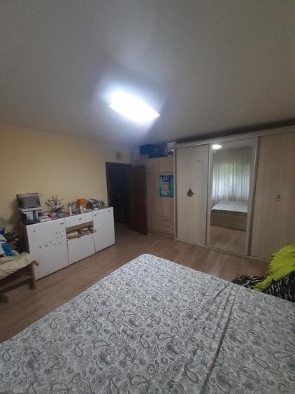 Apartament cu 5 camere decomandat în Obor