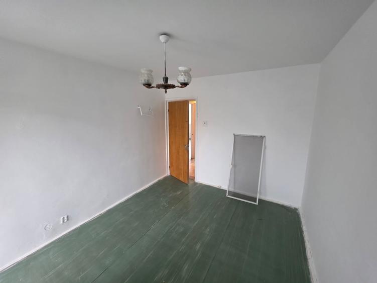 Apartament cu 3 camere semidecomandat în 1 Decembrie 1918