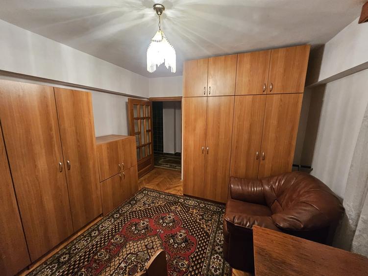 Apartament cu 4 camere decomandat în Central