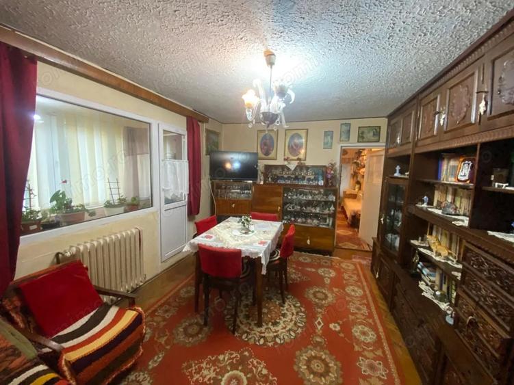 Apartament cu 3 camere semidecomandat, mobilat în Central