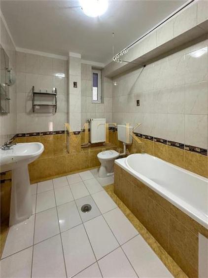 Casă individuală cu 5 camere cu Canalizare în Centura Nord