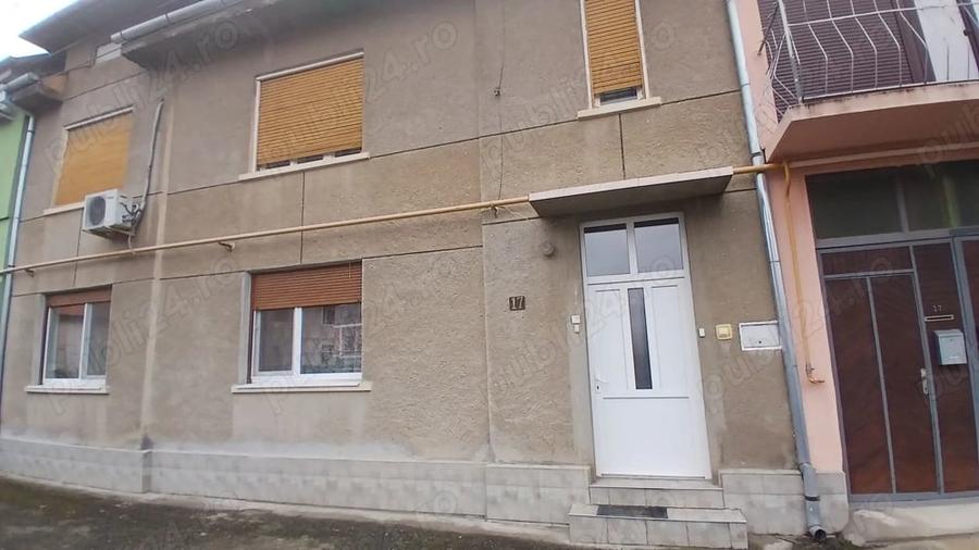 Apartament cu 4 camere semidecomandat în Central