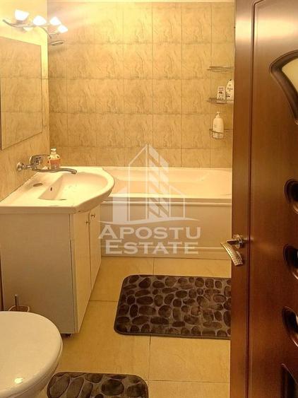 Apartament cu 3 camere semidecomandat, mobilat în Micălaca