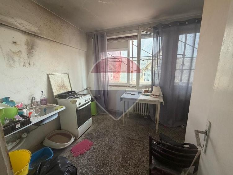 Apartament cu 3 camere semidecomandat în Titan