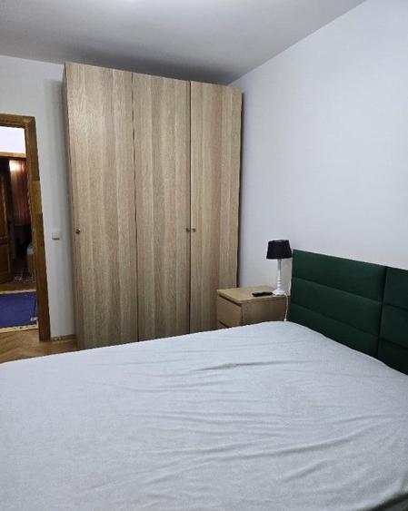 Apartament cu 3 camere semidecomandat, mobilat în 1 Mai