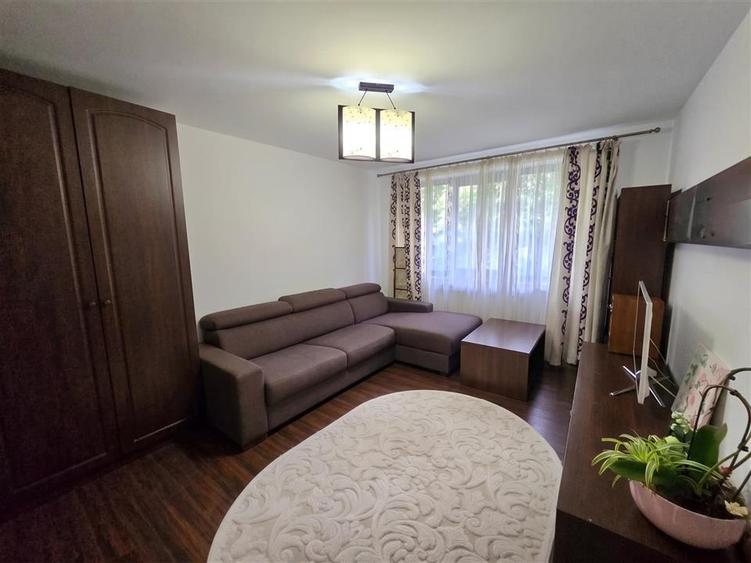Apartament cu 3 camere semidecomandat, mobilat în Ultracentral