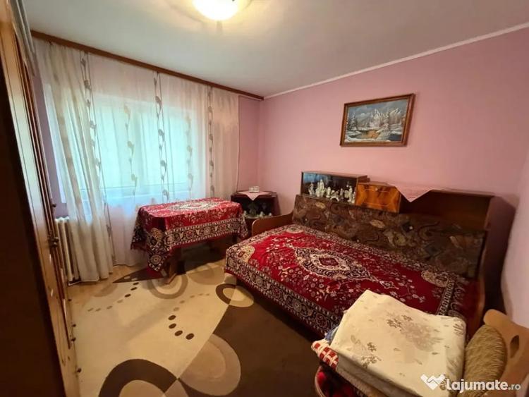 Apartament cu 3 camere decomandat în Central