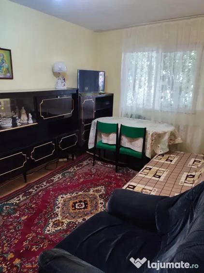 Apartament cu 3 camere semidecomandat, mobilat în Tomis Nord