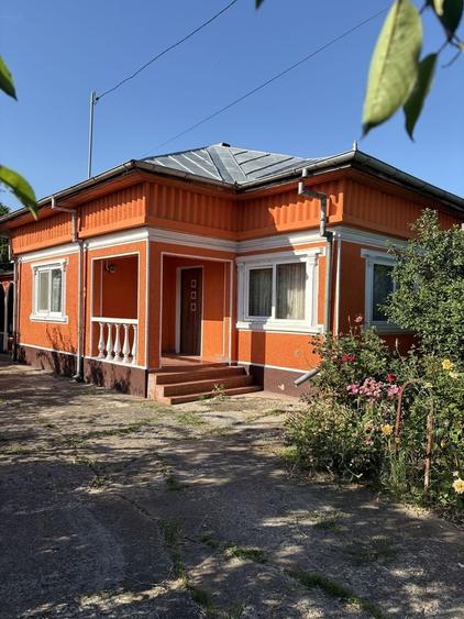 Casă cu 4 camere în Florica