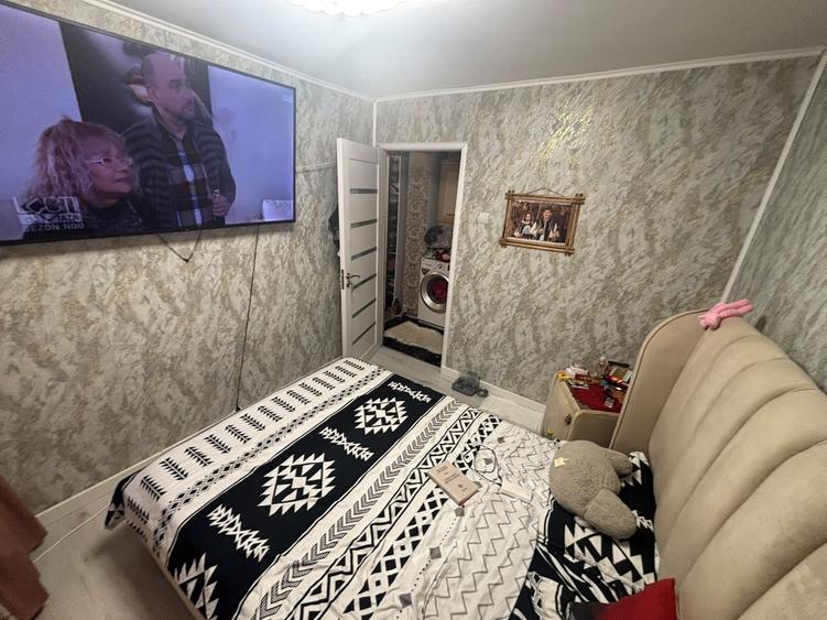 Apartament cu 3 camere semidecomandat în Podu Roș