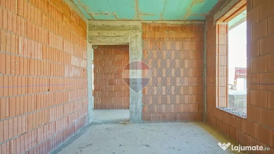 Casă cu 4 camere cu Teren 500 Mp în Cristian
