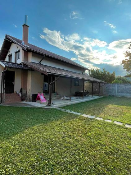 Casă cu 4 camere în Olteni