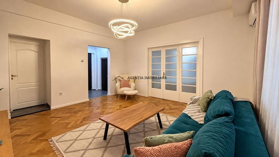 Apartament cu 3 camere circular, mobilat în P-ța Unirii