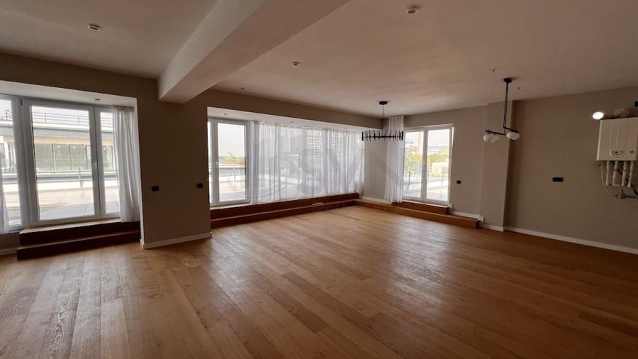 Penthouse cu 3 camere decomandat în Barbu Văcărescu