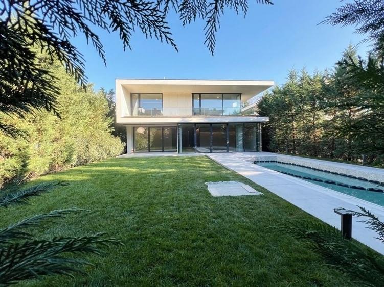 Casă individuală cu 7 camere cu Piscina în Iancu Nicolae
