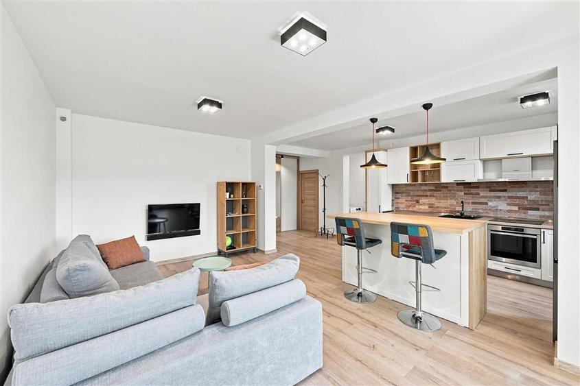 Apartament cu 3 camere decomandat în Rediu