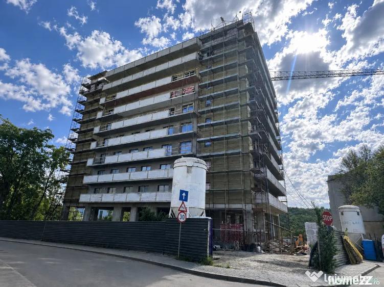 Apartament cu 3 camere semidecomandat în Nicolina