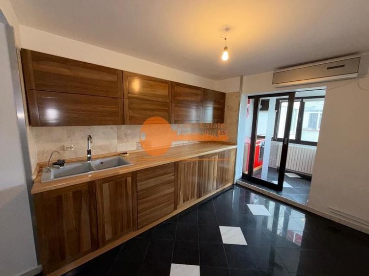 Apartament cu 4 camere semidecomandat în Crângași