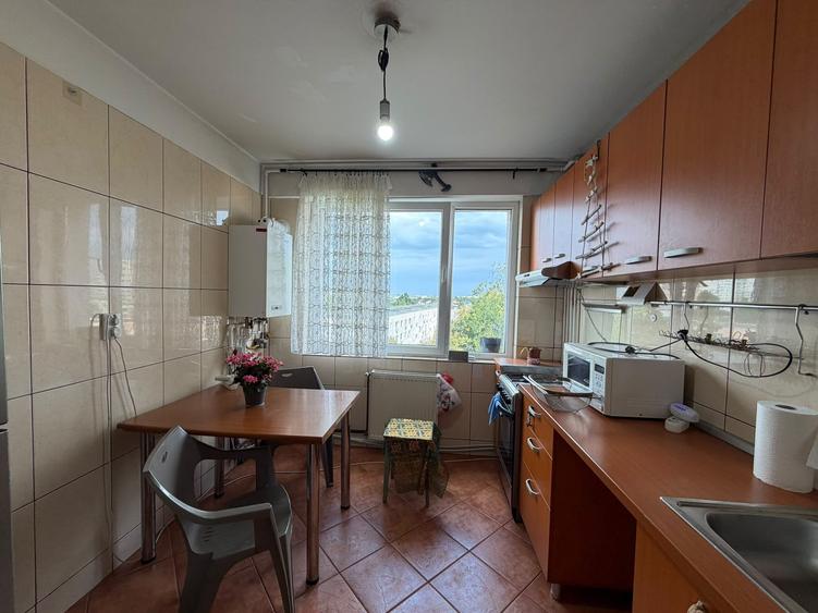 Apartament cu 3 camere semidecomandat în Titan