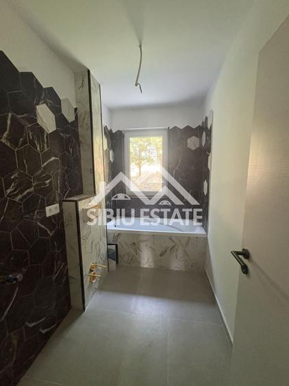 Apartament cu 3 camere decomandat în Cristian