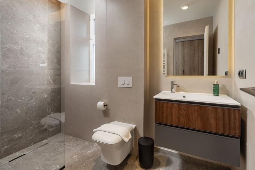 Apartament cu 3 camere decomandat, mobilat în Tractorul