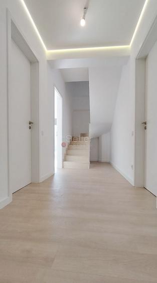 Apartament cu 5 camere decomandat în Astra