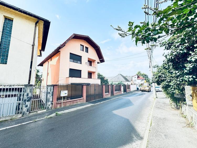 Casă cu 4 camere în Central